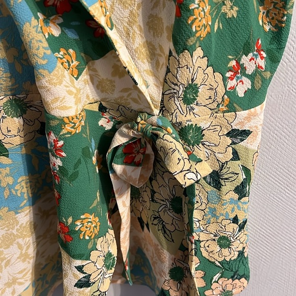 Size XL top green and yellow floral print 3for$20 ☀️❤️☀️❤️ - Picture 4 of 7